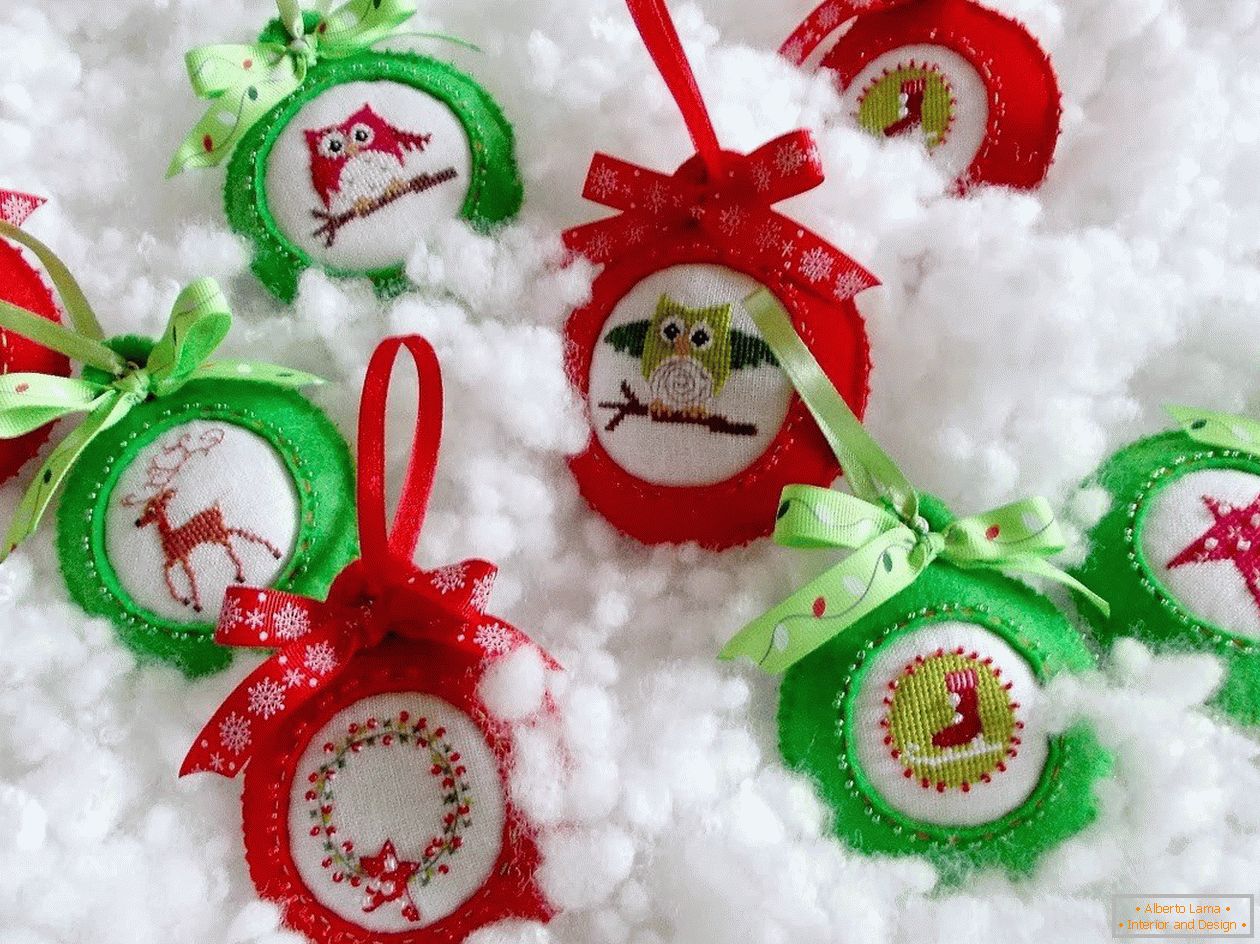 Embroidery on Christmas-tree toys