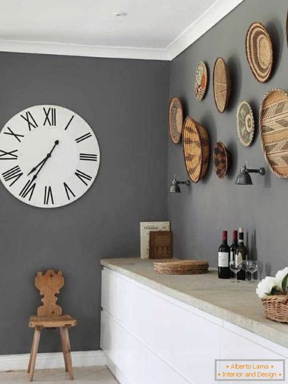 Clock and other decor of kitchen walls
