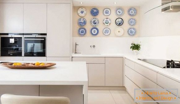 Plates as the decor of kitchen walls