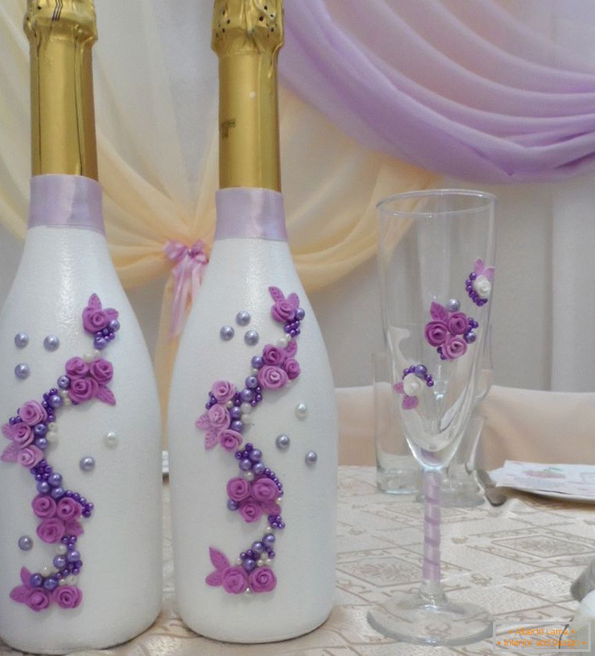 Flowers made of polymer clay на свадебных бутылках