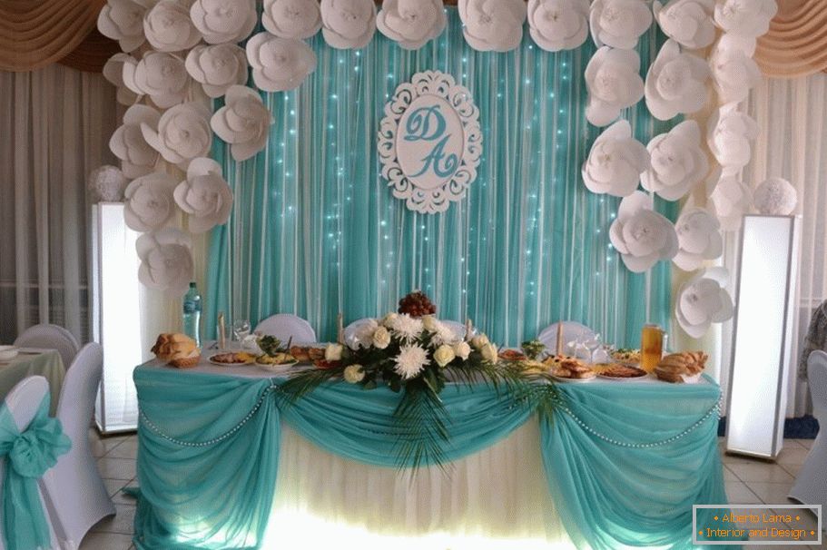 White and turquoise colors in the decoration of the wedding hall