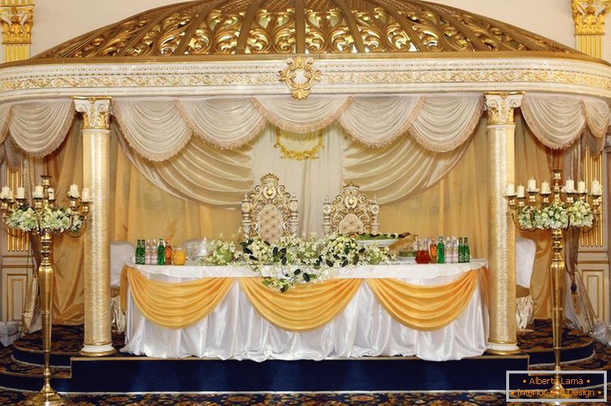 The table of the bride and groom с шикарным оформлением