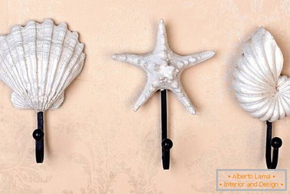 Bathroom decor - hooks for towels with seashells