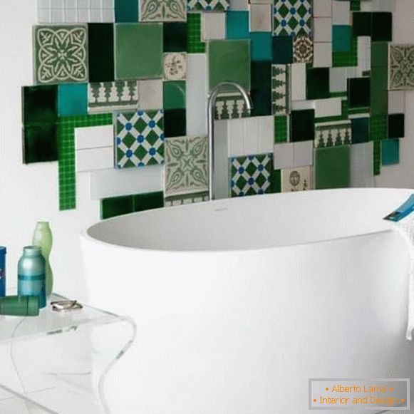 How to decorate a tile in the bathroom
