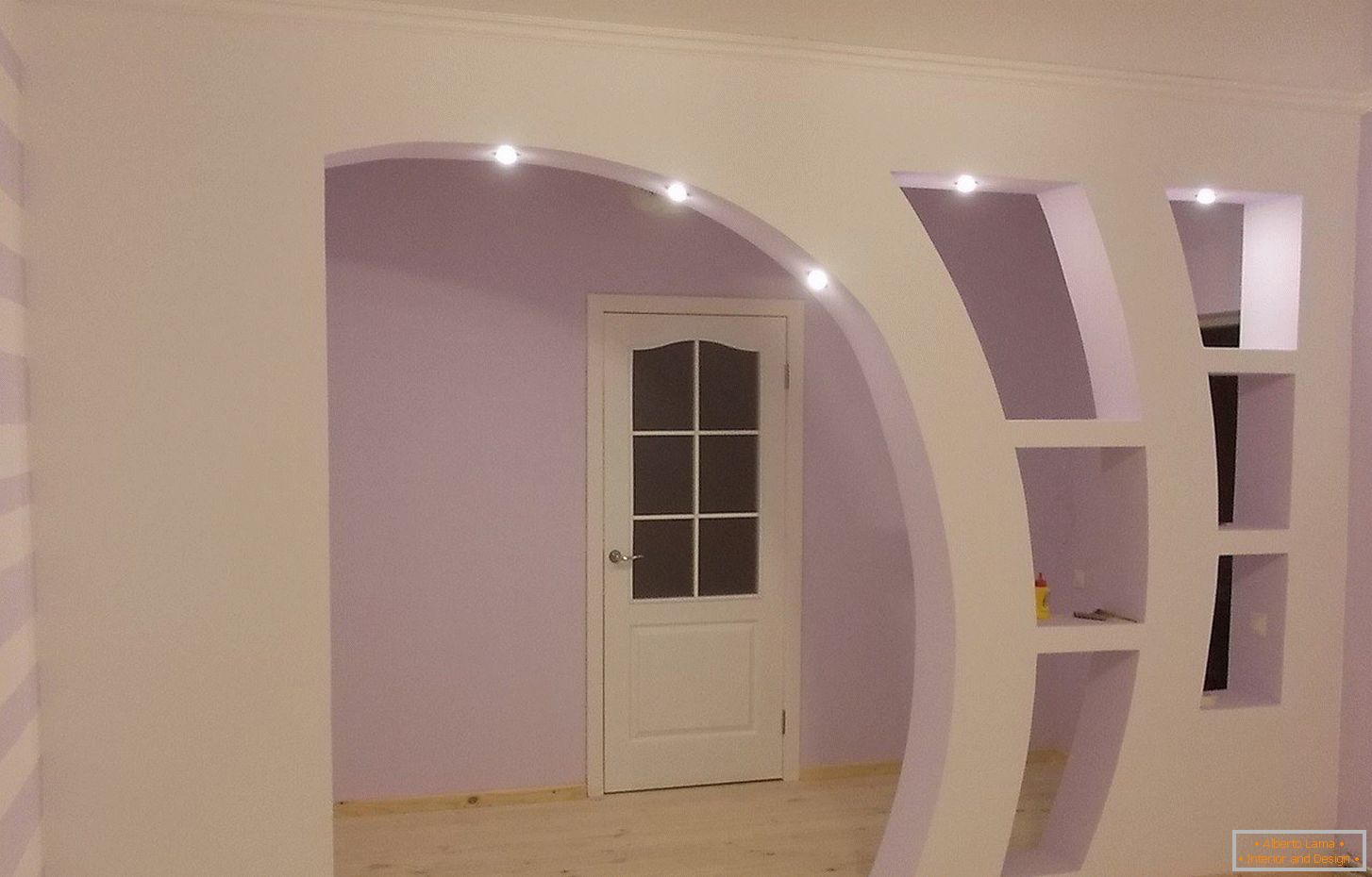 Arch of unusual form of plasterboard