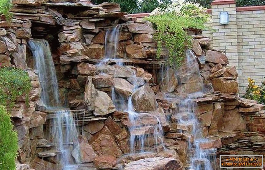 Decorative waterfall у забора