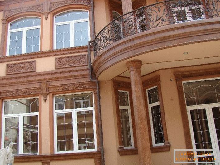 The house in the suburbs is decorated with a rather complex composition of facade moldings, which emphasizes the architecture of the building. 