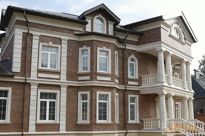 Brick decoration of the walls looks good with a white stucco molding of gypsum. 