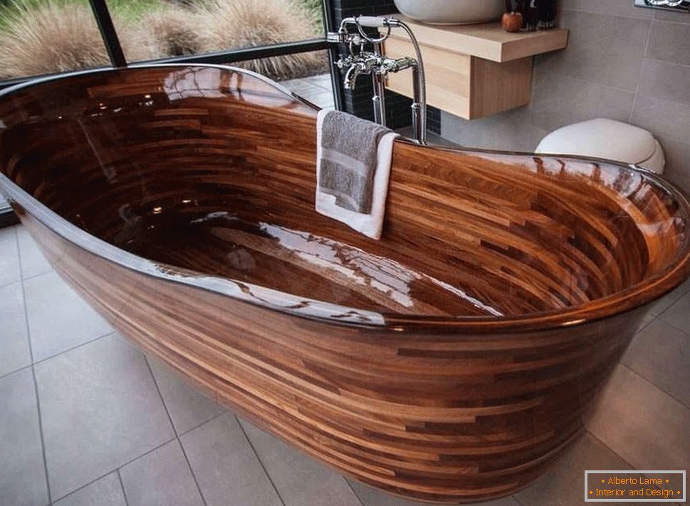 Bathtub made of wood