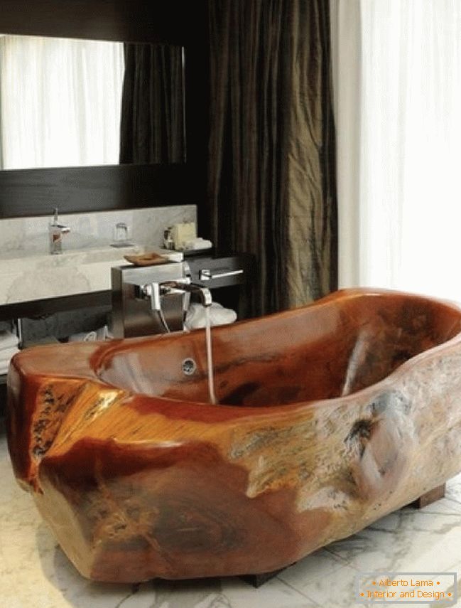 Bathtub made of wood