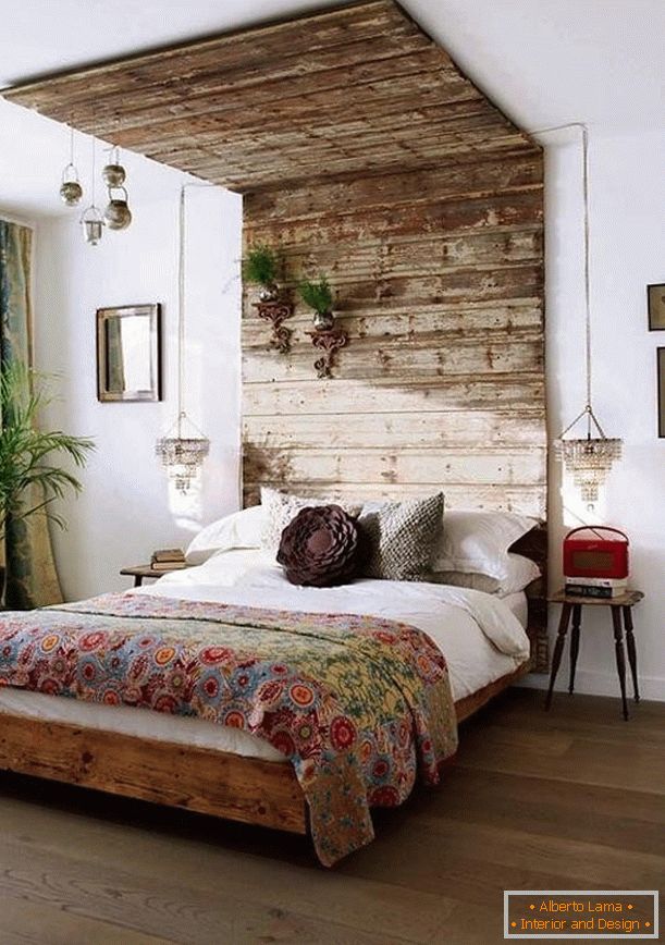 The use of a beam for the decor of the headboard and ceiling