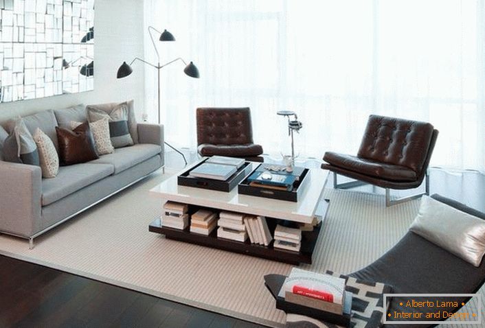 The sofa in high-tech style always has clear geometric outlines. As a decor, we mainly use square pillows of uniform size.