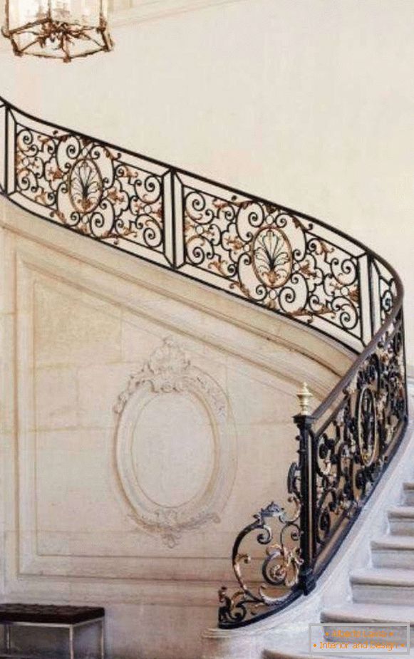 Design of a staircase in a private house, photo 1