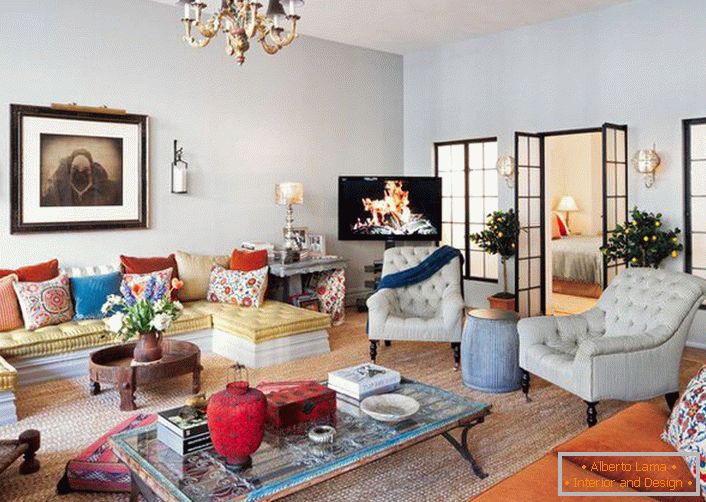 The living room is eclectic in style with well-chosen lighting. The chandelier and floor lamp seem to have been preserved from the last century.