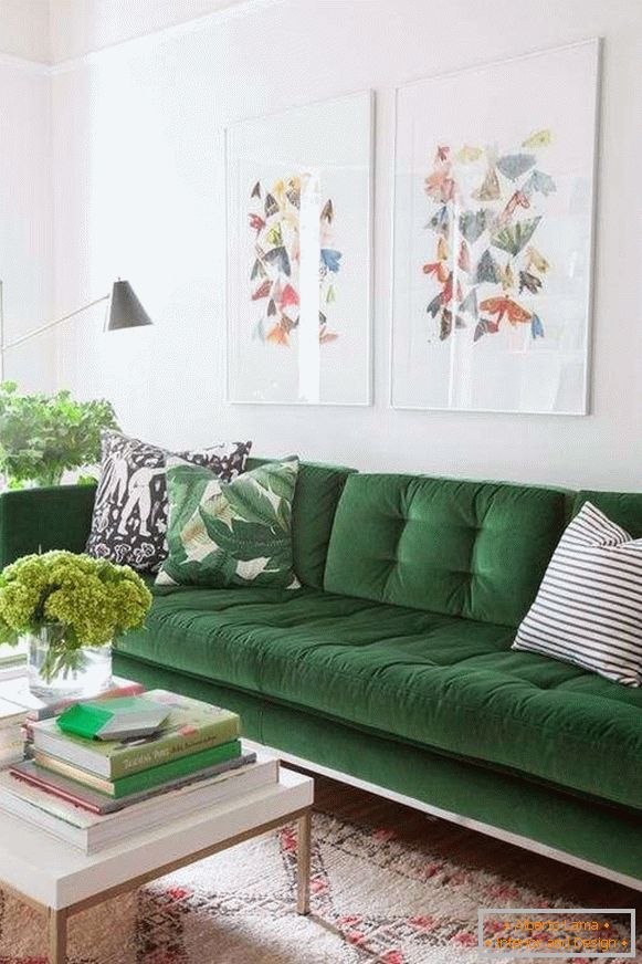 Green velvet sofa in the interior of the living room - photo