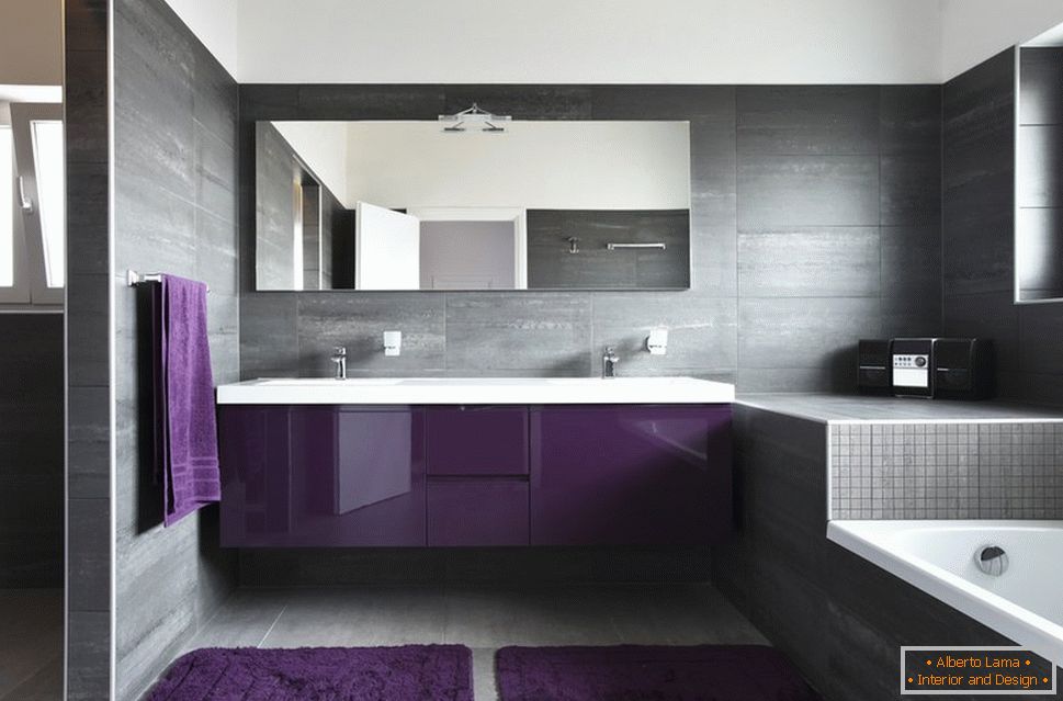 The combination of brown and purple in the bathroom decor