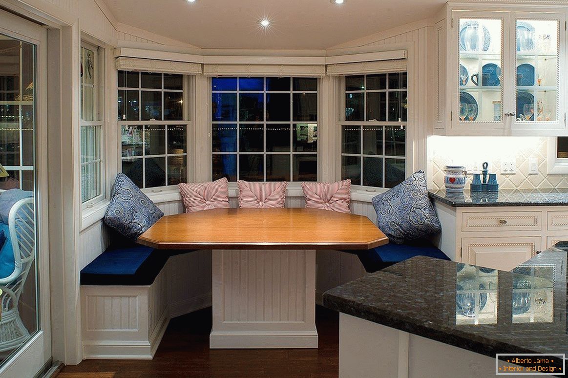 Dining table with sofas in the bay window