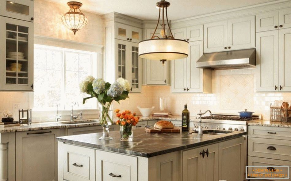 Chandeliers of different shapes in the kitchen