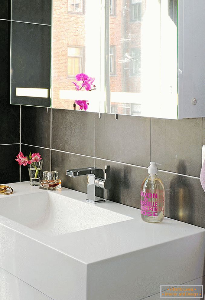 Purple accents in a black and white bathroom