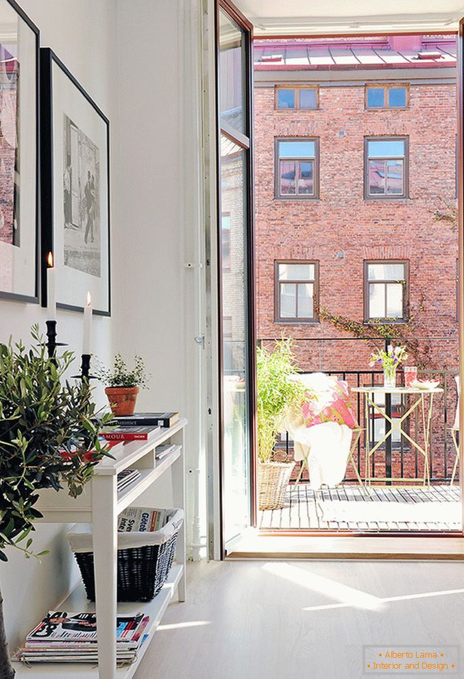 Exit from the living room to the balcony