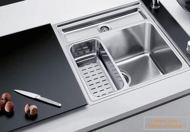Kitchen sink with lid