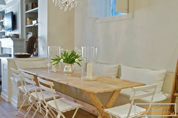 Folding chairs in the interior of the dining room