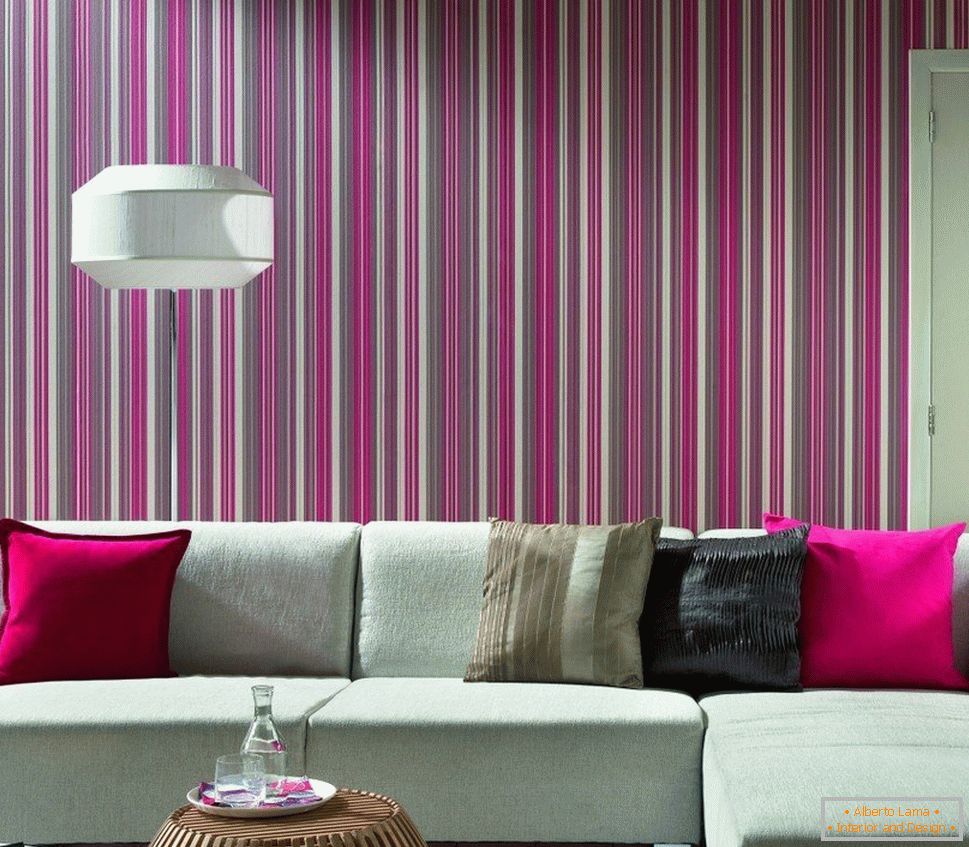 Bright wallpaper in the living room