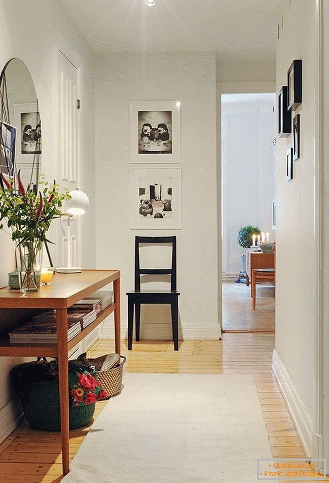 Decoration of the hallway with accessories