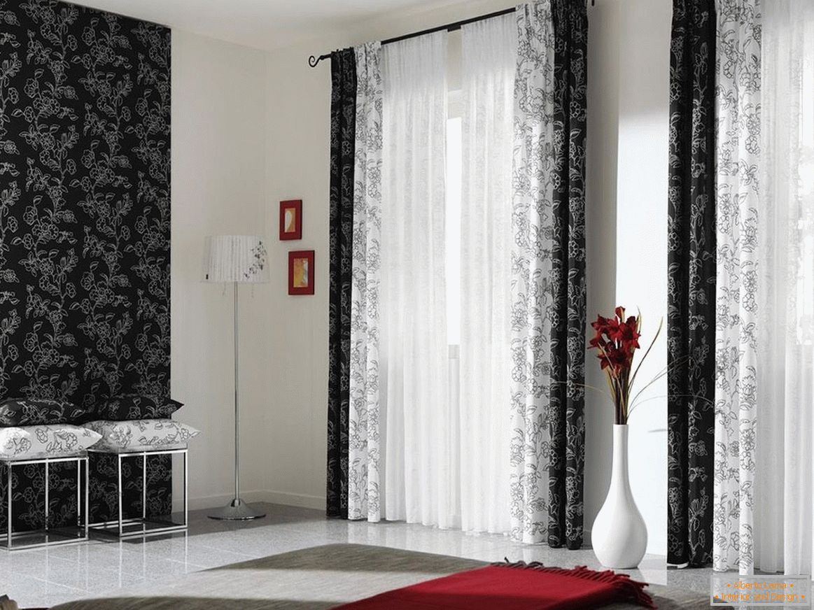 The combination of curtains under the wallpaper