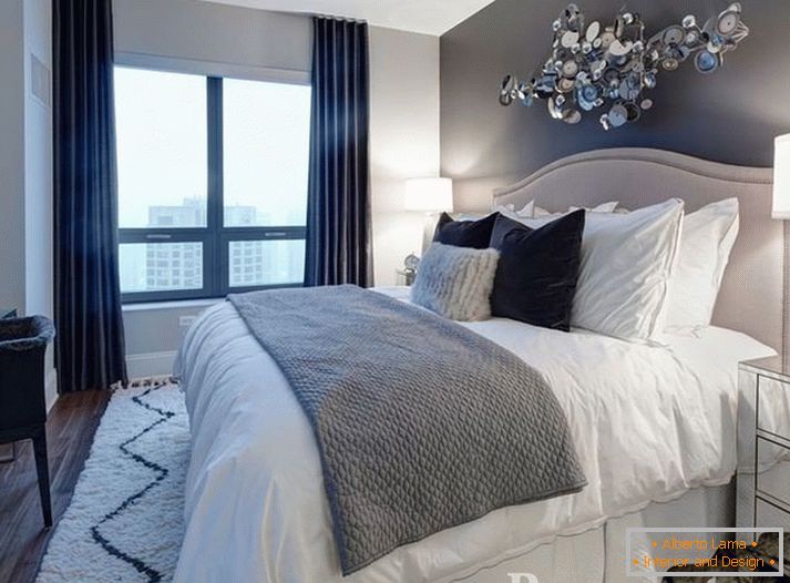 The combination of gray and white in the bedroom