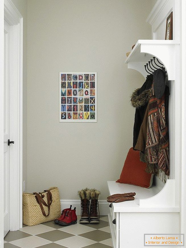 Hanger with chest of drawers for shoes