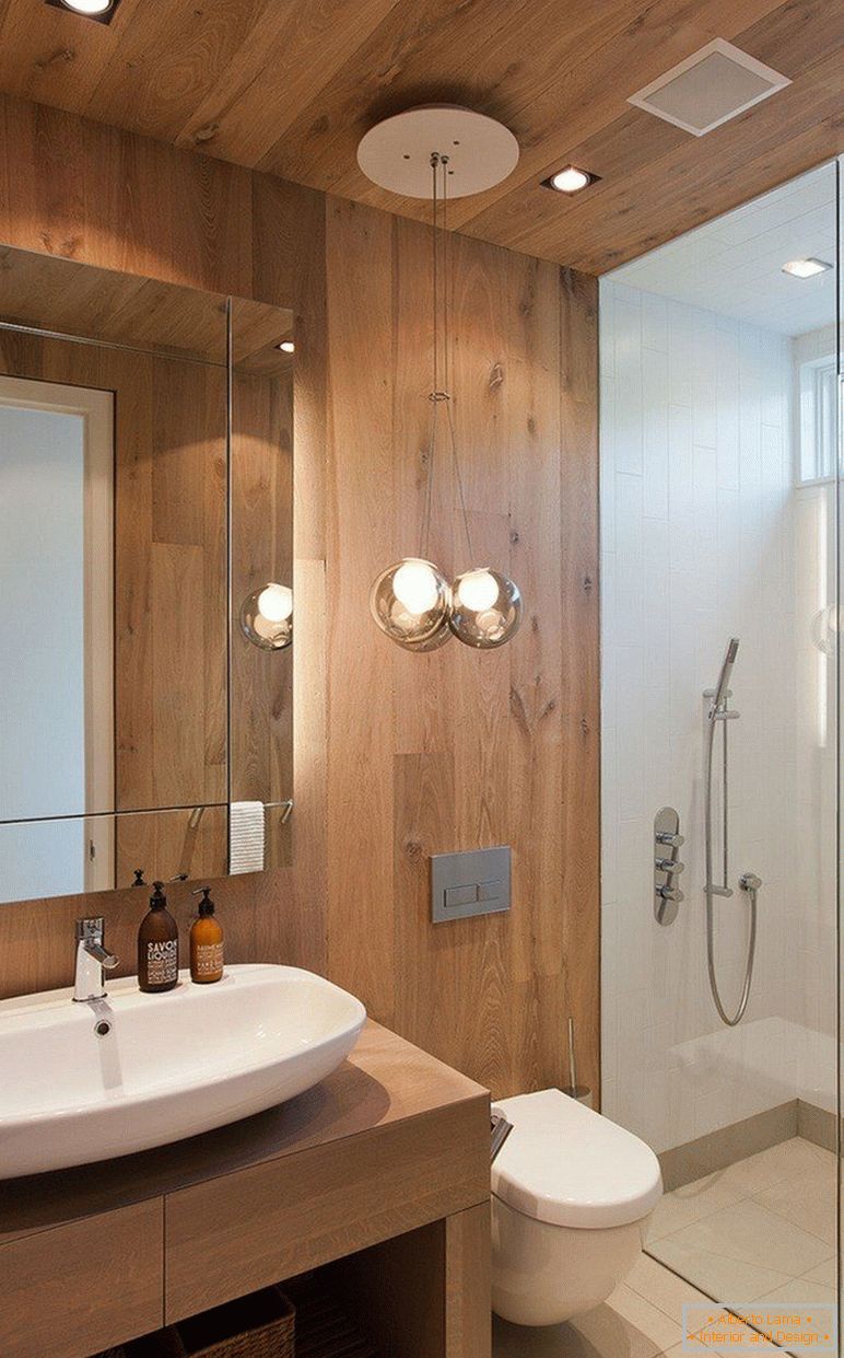The combination of wood and tiles in the bathroom interior