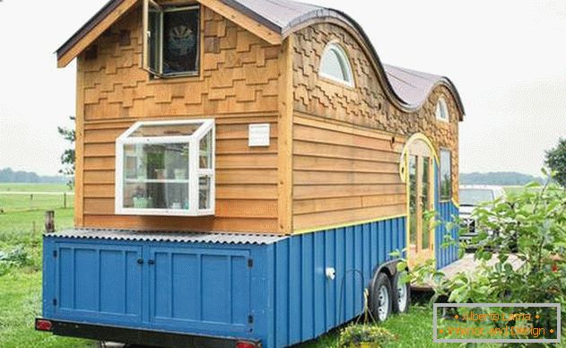 Exterior of the house on wheels for the family: like a fairy-tale house