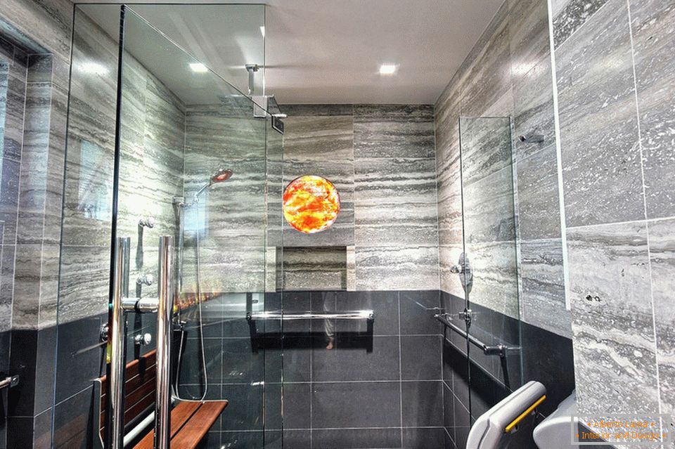 Glass partitions in the bathroom