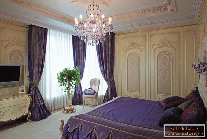 To design a bedroom in baroque style, the designer used dark purple accents.