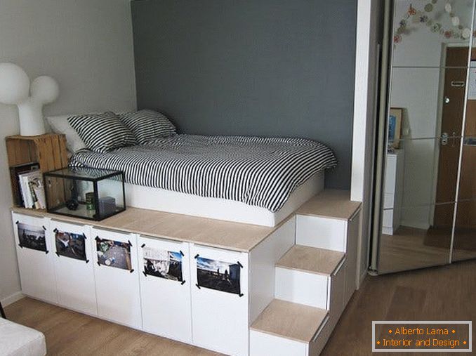 Sleeper on the podium to increase space in the bedroom