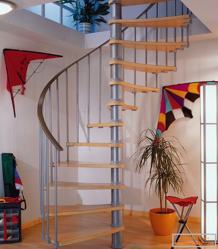 Elegant version of the modular spiral staircase. The main thing is to securely install the central support, and then thread the modular structures onto the axle. Elderly people on such a staircase to descend certainly hard.