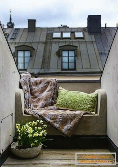 Couch на маленьком балконе