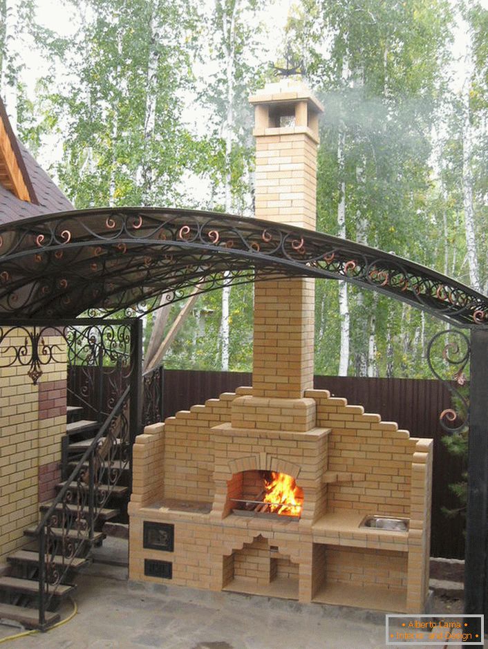 Simple in execution, an elegant fireplace-oven in a suburban house near Moscow. 