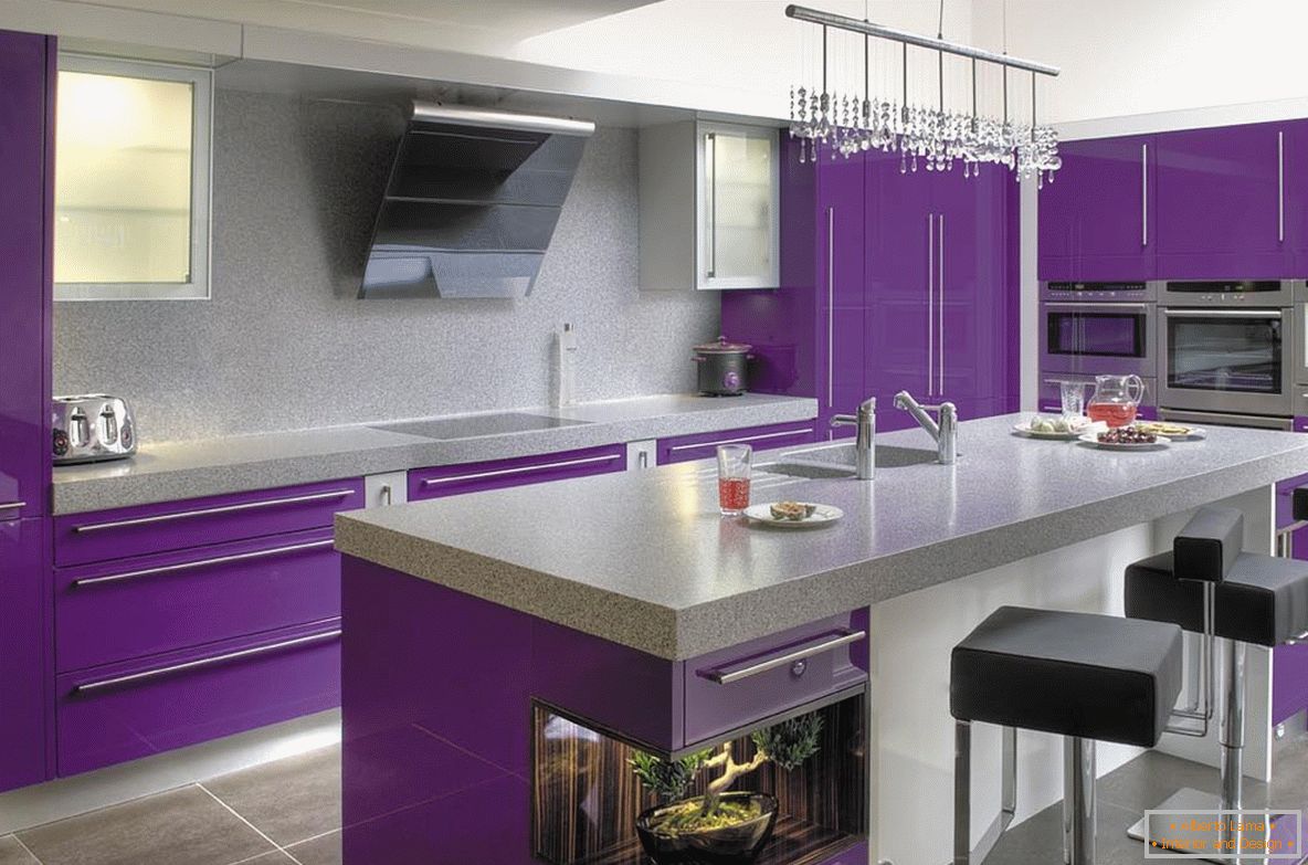 Stylish purple kitchen с обеденной зоной