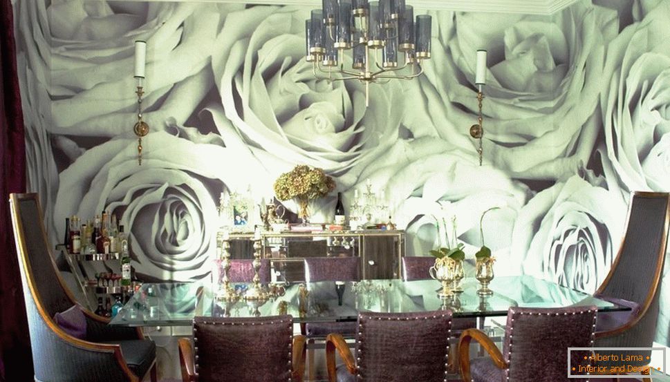 Decor wall with roses in the dining room