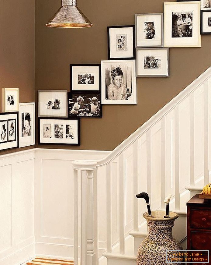 Diagonal arrangement of frames with photos at the stairs