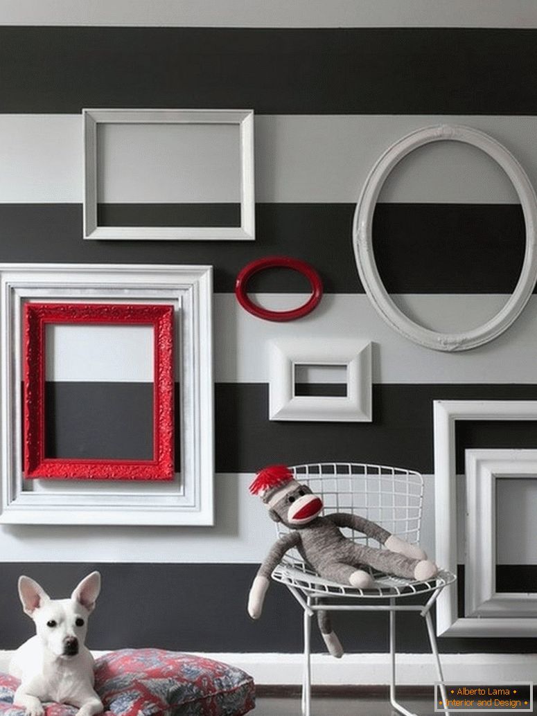 Decor with empty frames in the interior