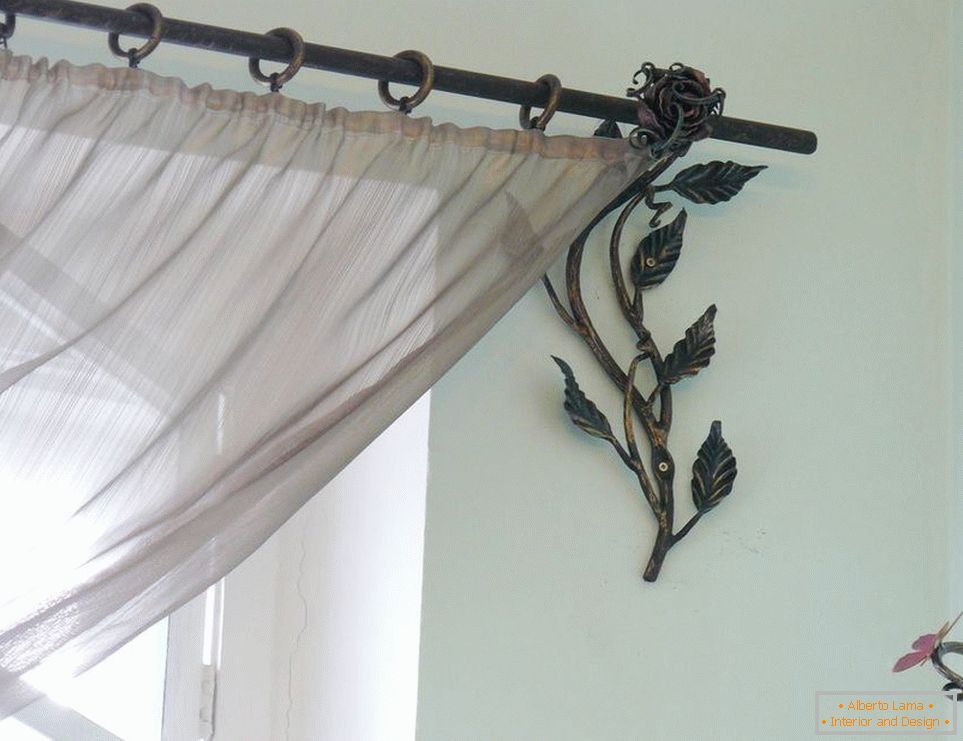 Cornice with side decoration