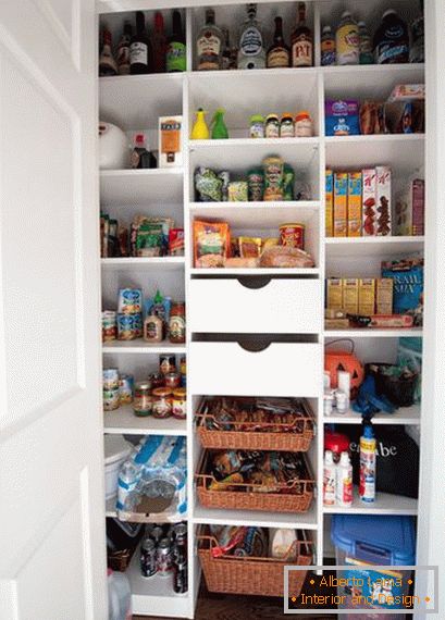 A large number of compartments in the pantry
