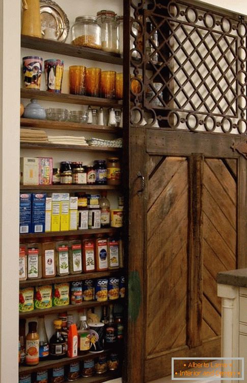 Door-compartment in the pantry