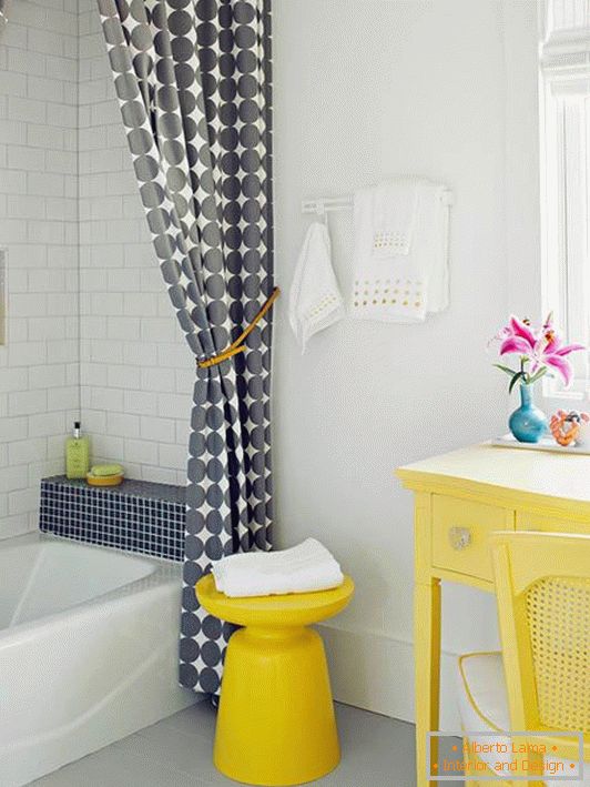 Yellow accents in the bathroom
