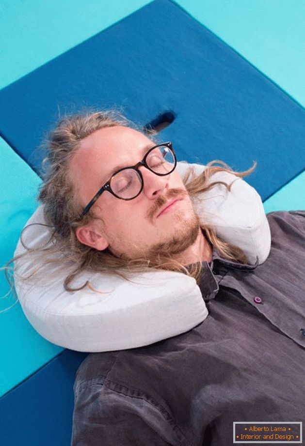 Universal pillow as a berth