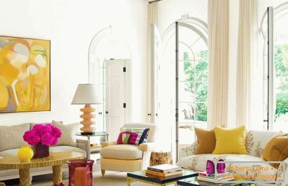 Yellow-pink interior of the living room - photo in modern style