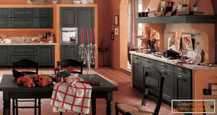 The main requirement of the rustic style is the functionality of the kitchen space. 